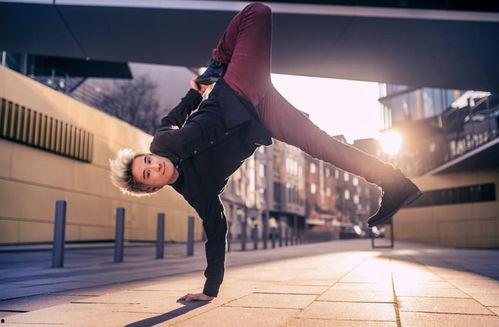 网红跳舞精神小伙是谁,揭秘网红跳舞狂热背后的故事