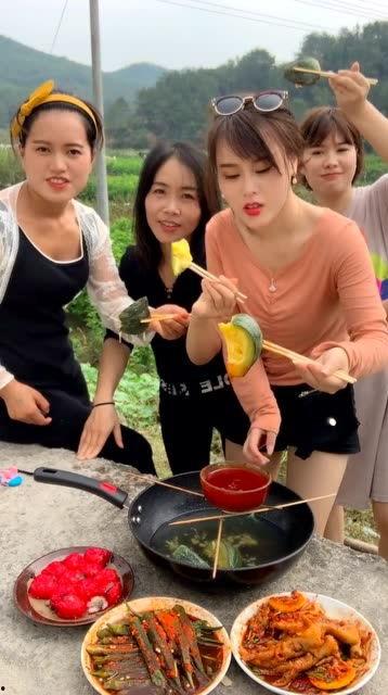 吃瓜三女生,揭秘校园里的八卦风云