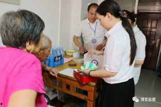 送药外卖小哥吃瓜,意外成为街头热议焦点