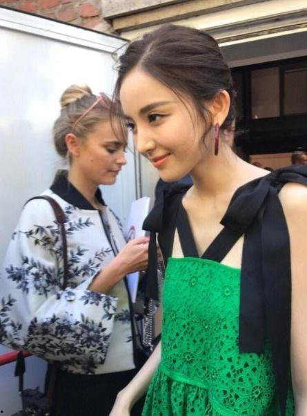 明星假装路人表现不好,真实身份暴露，尴尬场面引热议