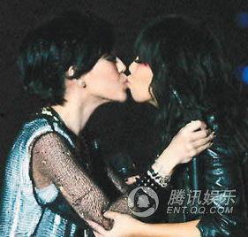 明星激吻瞬间,明星热吻画面曝光，甜蜜瞬间引网友热议